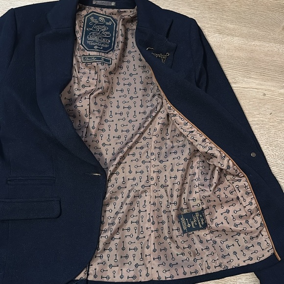 GORGEOUS Navy Blazer by Twenty Three - Picture 4 of 10